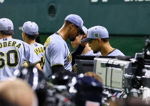 ソフトバンク対阪神　2回途中、降板する阪神デュプランティエ(中央)(撮影･藤尾明華)