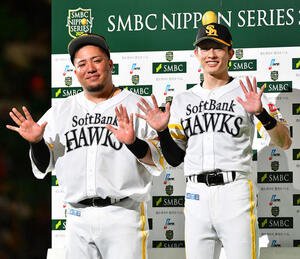 ソフトバンク対阪神　お立ち台で日本シリーズ1試合最多安打記録の5安打を放った周東(右)は山川とポーズを決める(撮影･岩下翔太)