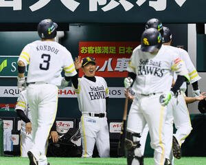 ソフトバンク対阪神　2回裏ソフトバンク2死一、二塁、3点本塁打を放った山川らを出迎える小久保監督(撮影･藤尾明華)