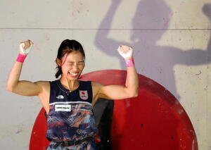 世界初の国別対抗戦グランドファイナルズのボルダーで初代王者に輝いた日本のの中村真緒。男女共通の課題も含む3完登にガッツポーズ(撮影･木下淳)