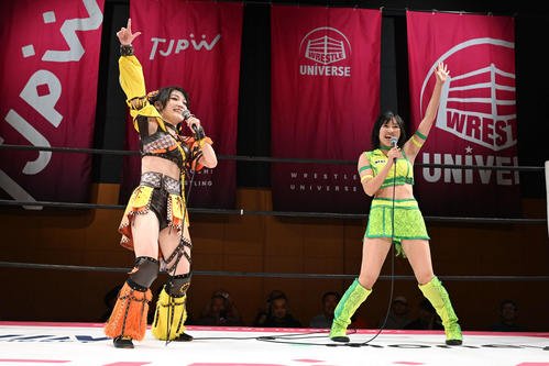 気勢を上げるHIMAWARI(左)と鈴木志乃(右)