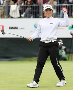 優勝を決め、笑顔を見せる佐久間朱莉