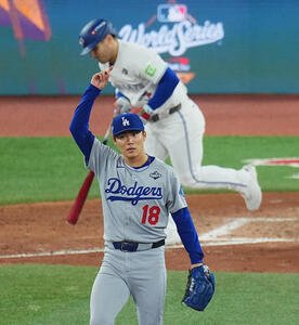 ブルージェイズ対ドジャース　9回裏ブルージェイズ2死、バーショを三飛に打ち取り、完投勝利を飾る山本(撮影･菅敏)