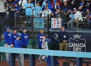 ブルージェイズ対ドジャース　試合前、アップをするドジャース山本(中央)(撮影･菅敏)