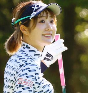 第23回マスターズGCレディース･初日　9番、ティーショットを放ち笑顔を見せる都玲華(2025年10月23日撮影)