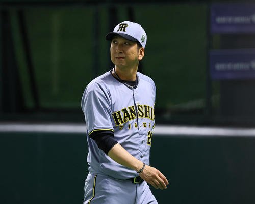 ソフトバンク対阪神　2回途中、投手交代を告げベンチに戻る阪神藤川監督(撮影･藤尾明華)