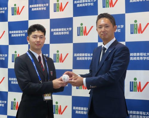 オリックス岸田監督の直筆サインが入ったボールを担当の岡崎スカウト(右)から手渡される健大高崎･佐藤(撮影･山本佳央)