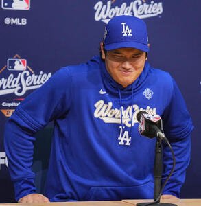 ワールドシリーズ第3戦前日練習　会見で笑顔を見せるドジャース大谷(撮影･菅敏)