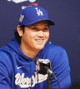 ワールドシリーズ第3戦前日練習　会見で記者の質問に答えるドジャース大谷(撮影･菅敏)
