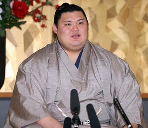 大相撲九州場所の番付発表で、抱負を語る横綱大の里(撮影･浅見桂子)