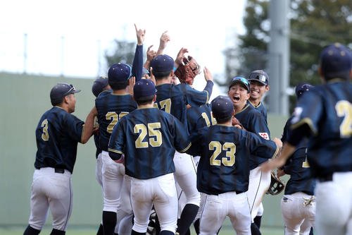 東北福祉大対八戸学院大　優勝を喜ぶ八戸学院大ナイン(撮影･木村有優)