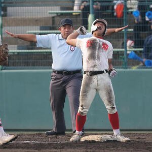 東洋大姫路対智弁学園　9回裏智弁学園2死一、三塁、サヨナラ適時内野安打を放った智弁学園･逢坂は雄たけびを上げてガッツポーズをする(撮影･上田博志)