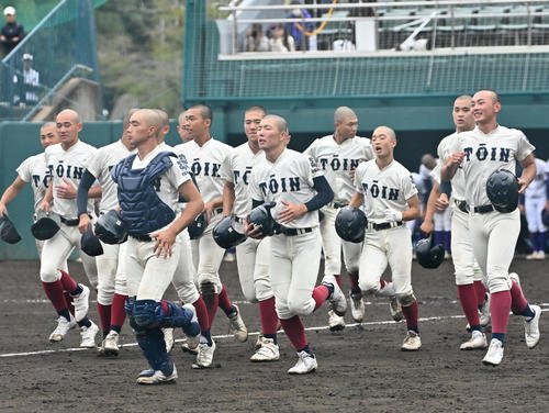 準々決勝で天理を破った大阪桐蔭ナイン(2025年10月26日撮影)