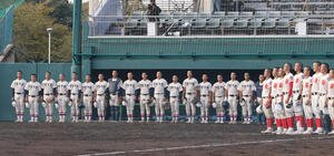 東洋大姫路対智弁学園　智弁学園に敗れた東洋大姫路ナインは整列して校歌を聞く(撮影･上田博志)