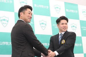 指名あいさつを受けたDeNAドラフト1位の青学大･小田は笑顔で相川監督と握手(撮影･小早川宗一郎)