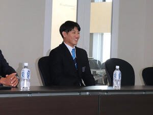 広島･新井監督と鞘師担当スカウトから指名あいさつを受ける同3位の近大･勝田(撮影･中島麗)