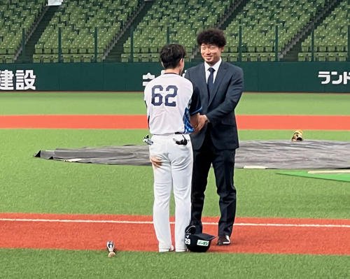 戦力外通告を受けチームメートにあいさつして回る西武田村(右)