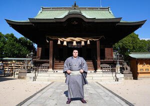 福岡･久留米市にある水天宮総本宮で写真に納まる新関脇の安青錦(撮影･江口和貴)