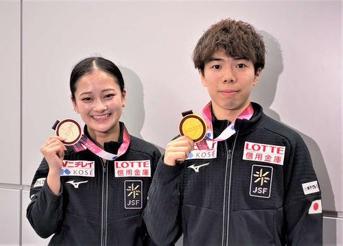 フィギュアスケートGPシリーズ第2戦中国杯女子で銅メダルを獲得した渡辺(左)と男子で金メダルを獲得した佐藤(撮影･藤塚大輔)