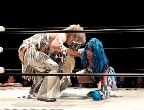 膝の悪い世羅りさを立ち上がらせようとする彩羽匠(左)