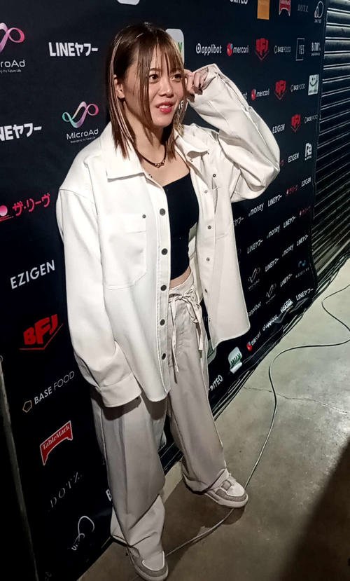 バックステージでGHC女子王座についてコメントする岩谷麻優