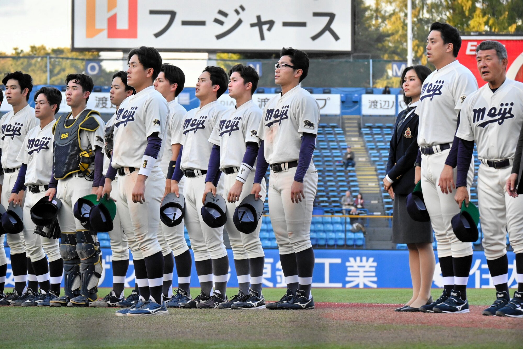 試合後、スタンドにあいさつする明大の選手たち=神宮