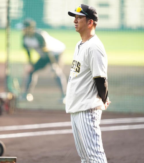 27日、練習を見守る阪神藤川監督(撮影･鈴木みどり)