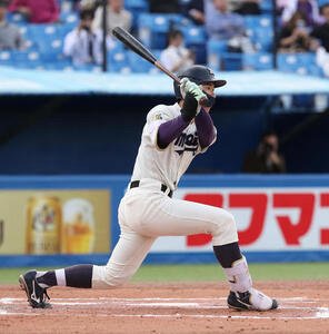 明大対立大　1回表明大1死一塁、小島は右前安打を放つ(撮影･柴田隆二)