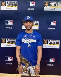 ロベルト･クレメンテ賞を受賞し、記念撮影を行うベッツ