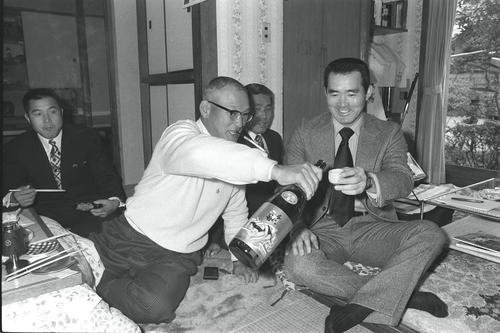 川上哲治監督から酒をついでもらう長嶋茂雄(1972年1月撮影)