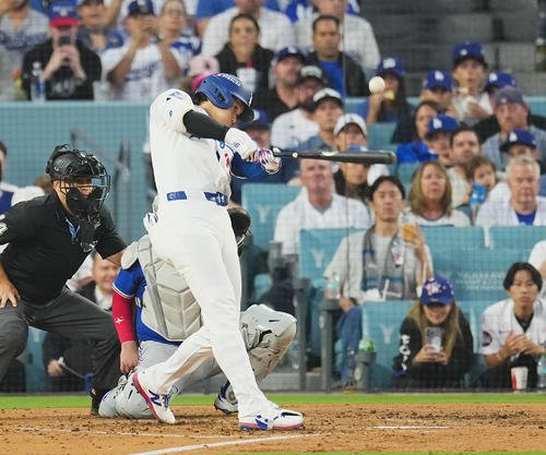 ドジャース対ブルージェイズ　3回裏ドジャース1死、右越えにソロ本塁打を放つ大谷(撮影･菅敏)