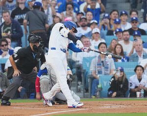 ドジャース対ブルージェイズ　1回裏ドジャース無死、右二塁打を放つ大谷(撮影･菅敏)