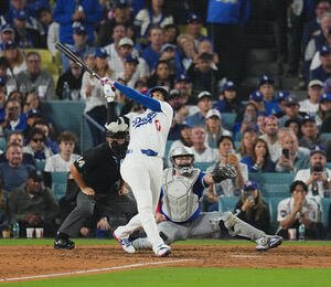 ドジャース対ブルージェイズ　5回裏ドジャース1死一塁、適時二塁打を放つ大谷(撮影･菅敏)