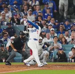 ドジャース対ブルージェイズ　7回裏ドジャース1死、同点のソロ本塁打を放つ大谷(撮影･菅敏)