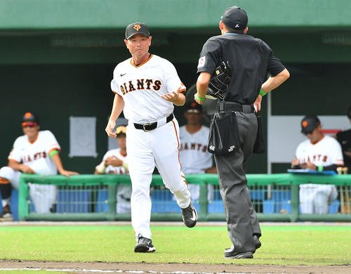 2025年10月4日、ファーム日本選手権巨人対中日でマウンドへ向かう桑田2軍監督