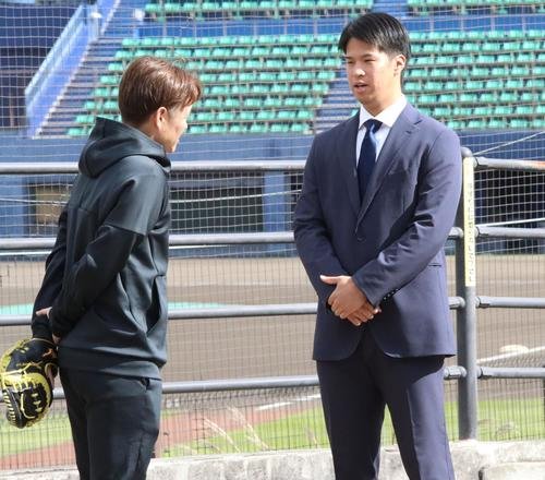 武田コーチにあいさつする日本ハム松岡(右)