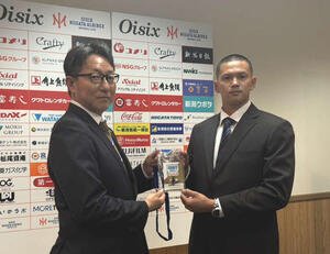 阪神藤川監督のサインが入ったドラフト会議2025のIDを吉野スカウト(左)と持つドラフト5位のオイシックス能登(撮影･塚本光)