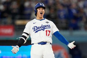 ドジャース大谷翔平は5回に適時二塁打を放つと塁上で大喜び(AP)