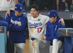 ドジャース対ブルージェイズ　12回、味方の攻撃を見守る、左から山本、大谷、佐々木(撮影･菅敏)