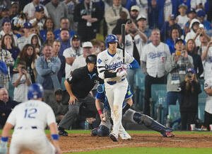 ドジャース対ブルージェイズ　17回裏ドジャース2死一塁、四球を選ぶ大谷(撮影･菅敏)