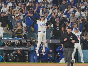 ドジャース対ブルージェイズ　18回裏ドジャース無死、フリーマンのサヨナラの本塁打に豪快にジャンプして喜ぶ大谷(撮影･菅敏)