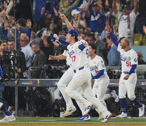 ドジャース対ブルージェイズ　18回裏ドジャース無死、フレディ･フリーマンのサヨナラの本塁打で勝利し、喜びを爆発させる大谷(手前)(撮影･菅敏)