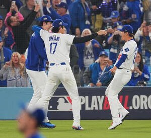 ワールドシリーズ第3戦、ドジャース対ブルージェイズ　18回裏ドジャース無死、フリーマンのサヨナラの本塁打で勝利し、喜びを爆発させる、左から佐々木、大谷、山本(撮影･菅敏)