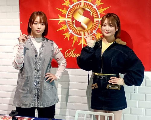 ッグでの対戦が決まったSareeeとなつぽい(右)