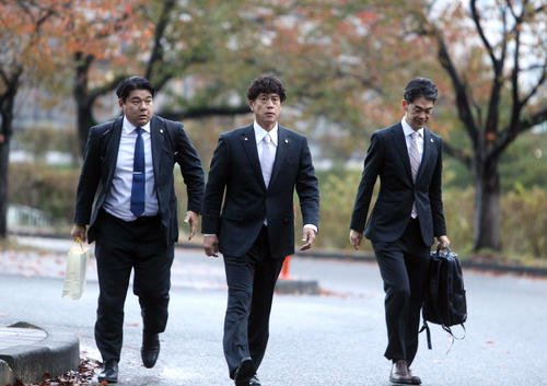 花巻東へあいさつへ向かう城島CBO(中央)(撮影･木村有優)