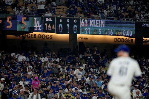 延長16回を示す場内のスコアボード(AP)