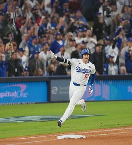 ドジャース対ブルージェイズ　7回裏ドジャース1死、同点のソロ本塁打を放ち、雄たけびを上げる大谷(撮影･菅敏)