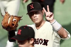 専大対日大　専大に勝利し、観客席にVサインする日大･谷端(撮影･河田真司)