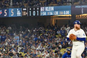 ドジャースのクラインが延長18回のマウンドに上がった(AP)