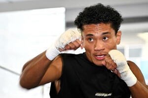 公開練習でシャドーボクシングをする平岡(撮影･滝沢徹郎)